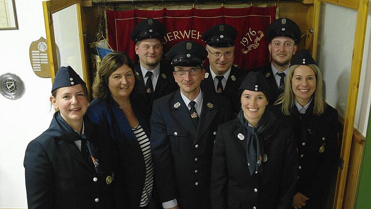 Der Speicherzer Feuerwehrverein wird geleitet von den drei gleichberechtigten Vorsitzenden Johanna Morshäuser (links), Manuel Augustin (3. v. l.) und Fabian Grünewald (hinten rechts), sowie Kassierer Stefan Scheiwein (hinten 2. v. r.), Schriftführ...