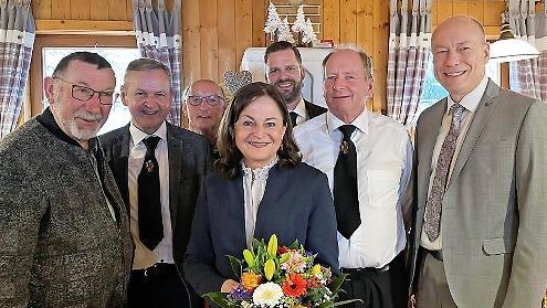 Festrednerin Marlene Mortler mit Buttenheims Bürgermeister Michael Karmann, dem Vorsitzenden des Josefsvereins Bernhard Ochs, den Vorstandsmitgliedern Markus Körber, Martin Kraus, Klaus Dorsch und Pfarrer Josef Dobeneck (von rechts)