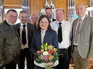Festrednerin Marlene Mortler mit Buttenheims B&uuml;rgermeister Michael Karmann, dem Vorsitzenden des Josefsvereins Bernhard Ochs, den Vorstandsmitgliedern Markus K&ouml;rber, Martin Kraus, Klaus Dorsch und Pfarrer Josef Dobeneck (von rechts)