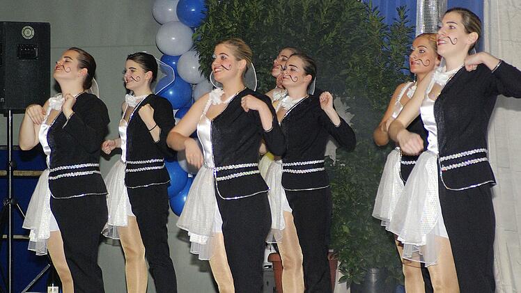 Ein Hochzeits-Potpourri mit Braut und Bräutigam in einer Person war der Showtanz der Ha-Ka-Ge-Schlossgarde.