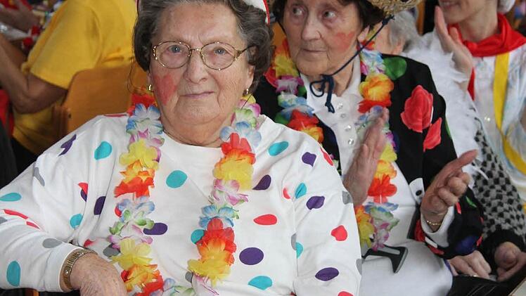 Meta Pfaffenberger (90) und Hildegard Rosenbusch (88) haben sich mit getupften Hemden ausstaffiert. "Das hab ich von meiner Schwiegertochter, der Sigrid", sagt Meta Pfaffenberger .