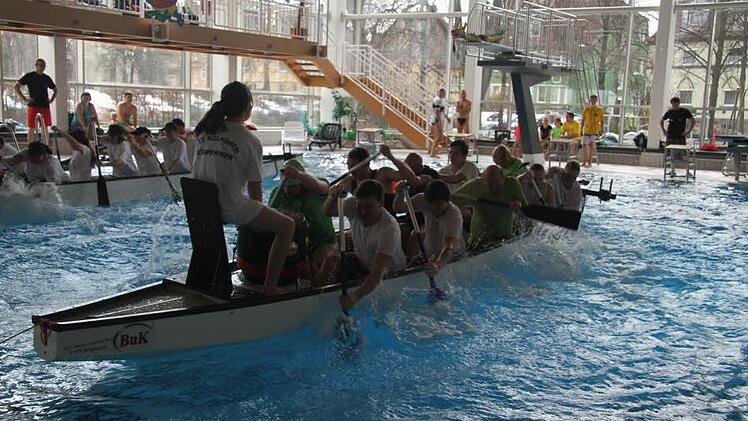 Die ATS Schwimmer ließen dem Neu-Team Bergophor keine Chance, obwohl es auch im Kampf zwischen den beiden Teams nur um Zentimeter ging Foto: Sonja Adam