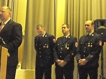 Andreas Galster (l.) bedankt sich bei Feuerwehrleuten.  Foto: Pauline Lindner