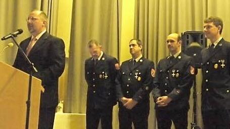 Andreas Galster (l.) bedankt sich bei Feuerwehrleuten.  Foto: Pauline Lindner
