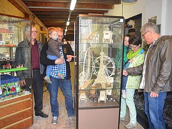 Die Ausstellung von Miniaturwelten im Bergbaumagazin fand große Resonanz. Auch Kinderaugen staunten beim Anblick einer Bergmannskapelle mit Tracht (in der linken Vitrine, Mitte) oder dem Eiffelturm und einem Riesenrad sowie Postkutschen aus tausenden von Streichhölzern gebastelt (in der rechten Vitrine zu sehen).  Foto: K.- H. Hofmann