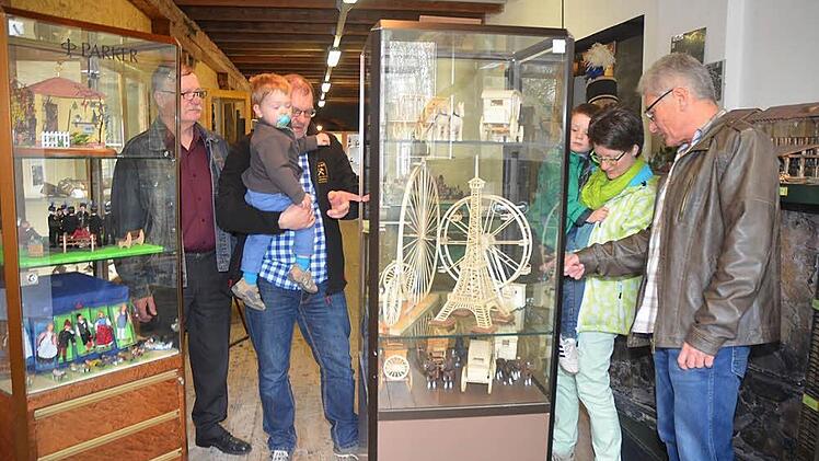 Die Ausstellung von Miniaturwelten im Bergbaumagazin fand große Resonanz. Auch Kinderaugen staunten beim Anblick einer Bergmannskapelle mit Tracht (in der linken Vitrine, Mitte) oder dem Eiffelturm und einem Riesenrad sowie Postkutschen aus tausenden von Streichhölzern gebastelt (in der rechten Vitrine zu sehen).  Foto: K.- H. Hofmann
