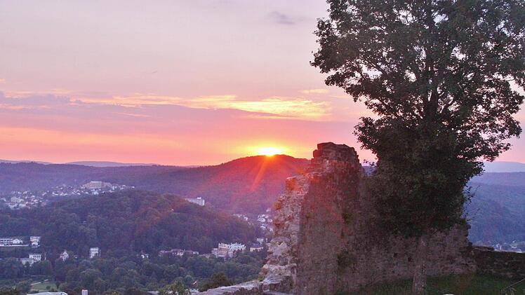 Erinnerung an 1525 als der Burg der rote Hahn aufs Dach gesetzt wurde. Aber 2016 steht der Turm nur scheinbar in Flammen. Foto: Werner Vogel