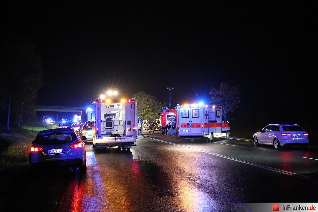 Ein Toter bei Frontalzusammenstoß auf B15