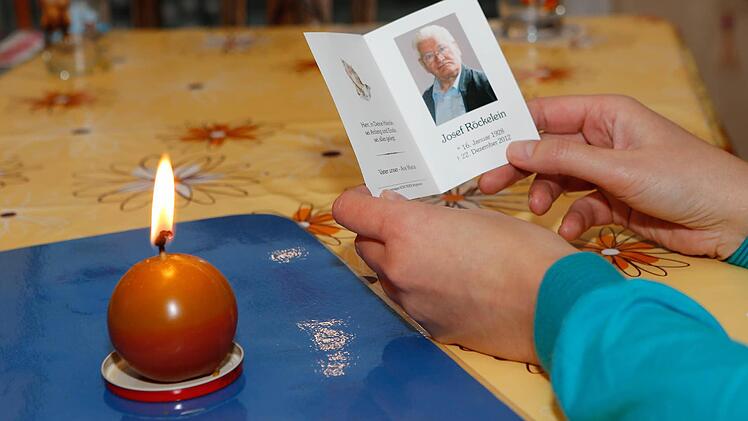 Ute Raab hält das Sterbebildchen ihres Vaters - Opa Josef Foto: Matthias Hoch
