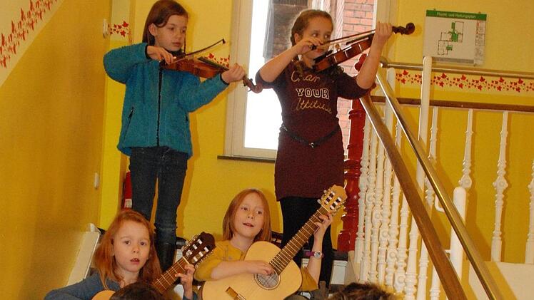 Musikmachen im Schul-Treppenhaus. Christiane Lehmann
