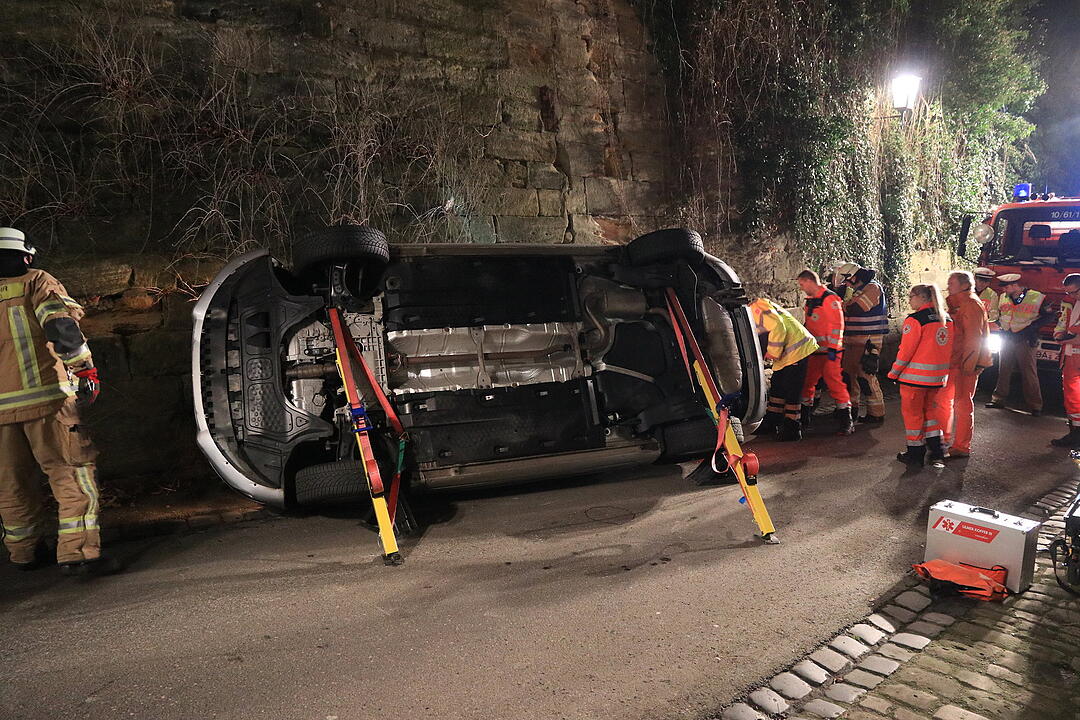Auto landet nach Unfall in Bamberg auf der Seite