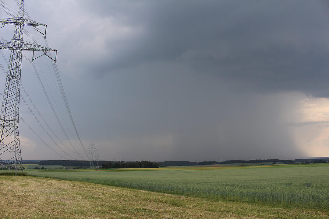 Mehrere zentimeterdicke Hagelkörner gehen in Franken nieder
