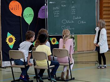 In einem kleinen Theaterstück bekamen die Erstklässler einen Vorgeschmack darauf, was sie in der Schule erwartet.   Foto: Richard Sänger