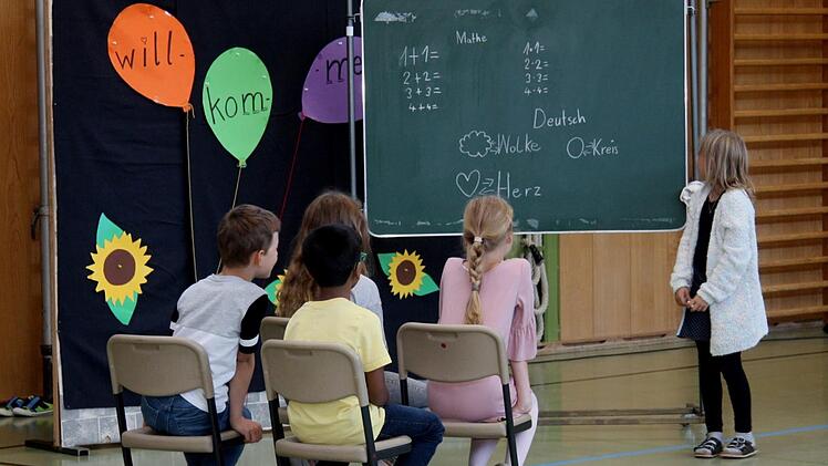 In einem kleinen Theaterstück bekamen die Erstklässler einen Vorgeschmack darauf, was sie in der Schule erwartet.   Foto: Richard Sänger