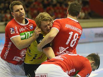Ein zähes Ringen war das Hinspiel in Hüttenberg Ende September: Der HSC um Kreisläufer Markus Hagelin (gelbes Trikot) behielt knapp mit 22:21 die Oberhand gegen Mario Fernandes (links), Ragnar Johnasson und Co.  Foto: Iris Bilek