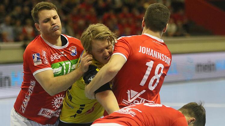 Ein zähes Ringen war das Hinspiel in Hüttenberg Ende September: Der HSC um Kreisläufer Markus Hagelin (gelbes Trikot) behielt knapp mit 22:21 die Oberhand gegen Mario Fernandes (links), Ragnar Johnasson und Co.  Foto: Iris Bilek