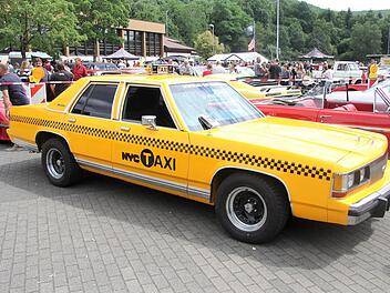 Auch ein US-Taxi war mit von der Partie.  Foto: Bastian Reusch