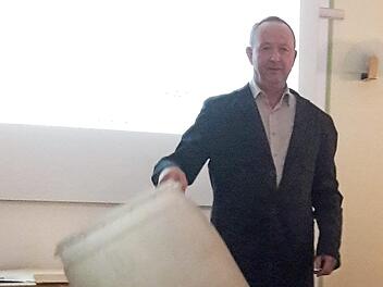Norbert Schmäling hatte ein 100-Liter-Fass mitgebracht, das die jährliche Primärenergie eines Landkreisbewohners darstellen sollte.  Foto: Hartmut Hessel