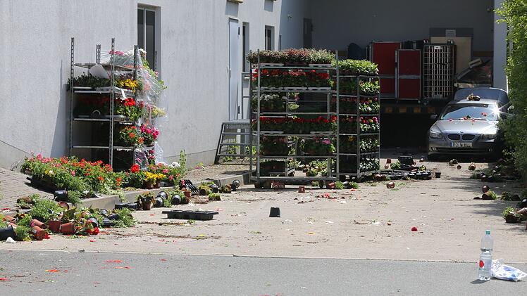 Selbitz: Frau rast mit Auto in Rewe-Blumenregal - Angestellte und Kundin kommen in Klinik
