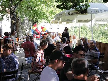Schillingsfürst: "Wirtshaus am Schloss" feiert Eröffnung - "Biergarten mit herrlicher Aussicht"
