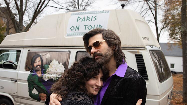 Alitheia (Fevronia) freut sich über den Heimatbesuch ihres Zwillingsbruders Paris (Jasin Challah).