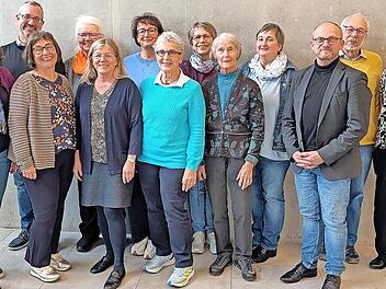 Kirchenführerinnen und -führer mit den Organisatoren der Ausbildung: (v.l.) Gertrud Wiesheier, Markus Müller, Birgit Fernengel, Renate Koch, Dorothea Geiger-Pieger, Conny Steigleder, Brigitte Langenbach, Hildegard Prütting, Angelika Siebenmorgen-H...