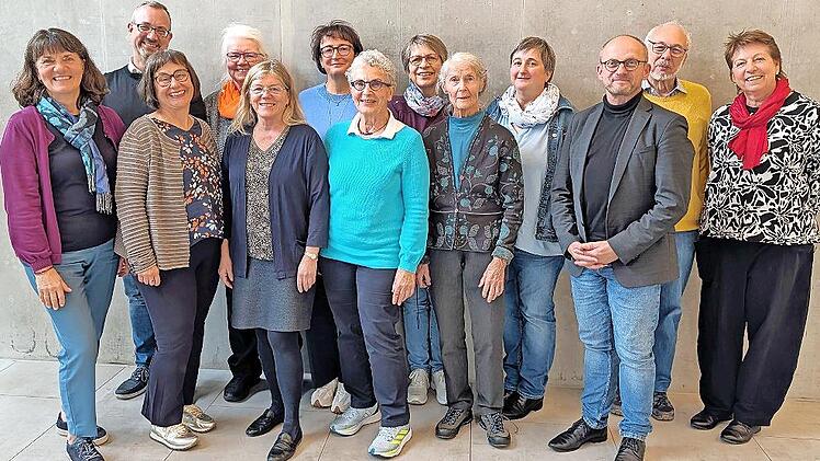 Kirchenführerinnen und -führer mit den Organisatoren der Ausbildung: (v.l.) Gertrud Wiesheier, Markus Müller, Birgit Fernengel, Renate Koch, Dorothea Geiger-Pieger, Conny Steigleder, Brigitte Langenbach, Hildegard Prütting, Angelika Siebenmorgen-H...