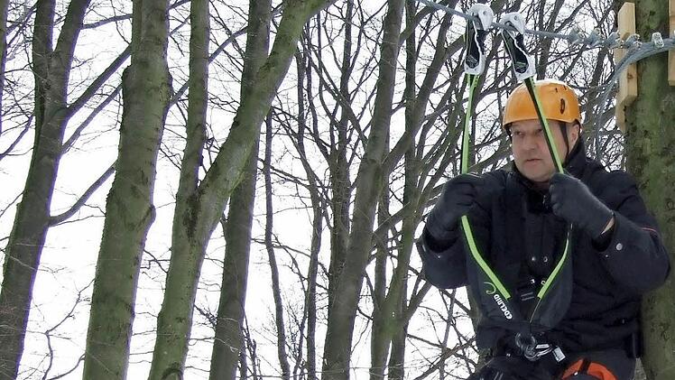 Bischofsheims stellvertretender Bürgermeister Egon Sturm macht sich bereit, die Seilrutsche zu nutzen.Foto: Marion Eckert