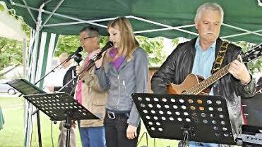 Die Gruppe "Dialog" mit Bandleader Johannes Bezdeka (rechts) gestaltete den Festgottesdienst musikalisch mit.  Fotos: Helmut Will