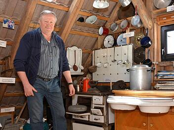 Heinrich Muth hat seine Ausstellung in der Museumsscheune um weitere 20 Quadratmeter erweitert. Diese Küche hat er in den Wintermonaten renoviert und in der Scheune eingerichtet. Am Wochenende hat die Museumsscheune wieder geöffnet. Foto: Björn Hein