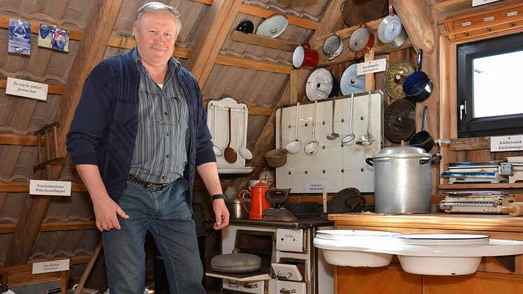 Heinrich Muth hat seine Ausstellung in der Museumsscheune um weitere 20 Quadratmeter erweitert. Diese Küche hat er in den Wintermonaten renoviert und in der Scheune eingerichtet. Am Wochenende hat die Museumsscheune wieder geöffnet. Foto: Björn Hein