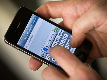 Der Umgang mit dem Smartphone nimmt zuweilen suchtartigen Charakter an. Foto: dpa
