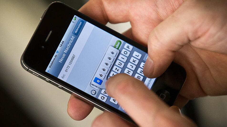 Der Umgang mit dem Smartphone nimmt zuweilen suchtartigen Charakter an. Foto: dpa