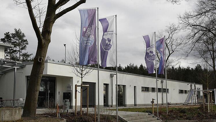 Die Fahnen wehen - die Eröffnung des Insolvenzverfahrens sorgt im Sportpark Eintracht für frischen Wind. Foto: sportpress