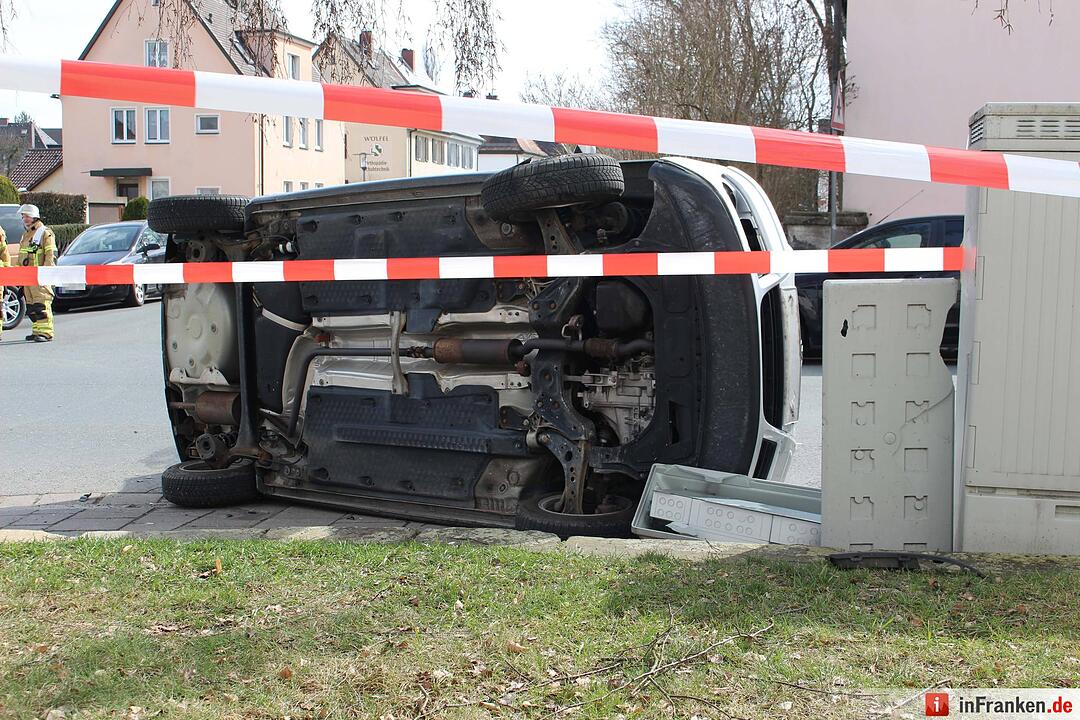 Beim Abbiegen kollidiert: Auto landet auf der Seite