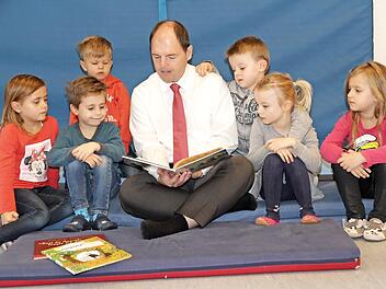 Michael Hofmann wird in Hetzles von Kindergartenkinder n belagert.  Foto: Mathias Erlwein