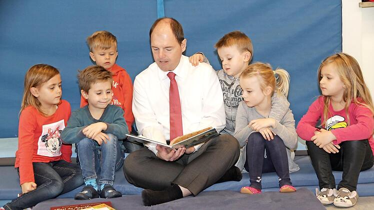 Michael Hofmann wird in Hetzles von Kindergartenkinder n belagert.  Foto: Mathias Erlwein