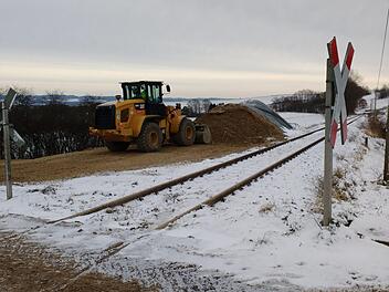 Am Bahn&uuml;bergang zwischen K&auml;swasser und R&ouml;ckenhof laufen derzeit die Bauarbeiten, um den Bahndamm zu befestigen. Foto: Martin Rehm
