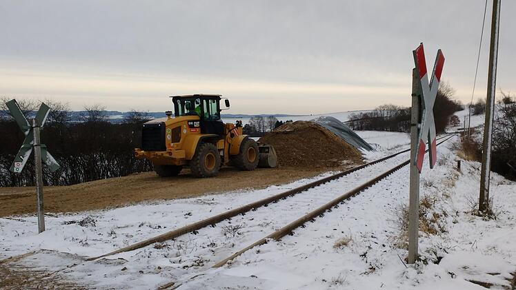Am Bahn&uuml;bergang zwischen K&auml;swasser und R&ouml;ckenhof laufen derzeit die Bauarbeiten, um den Bahndamm zu befestigen. Foto: Martin Rehm