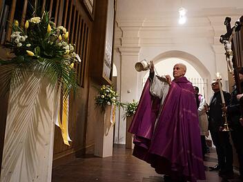 Domkapitular Wolfgang Klausnitzer übernahm die feierliche Weihe der Orgel und der Stationen des Kreuzweges.  Foto: Tina Meier