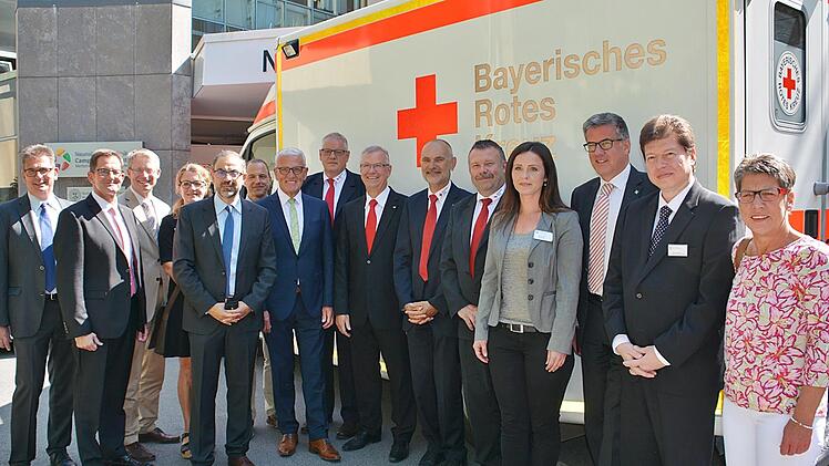 An der Neurologischen Klinik Bad Neustadt wurde mit einer Auftaktveranstaltung das Projekt "Ehrenamtlicher Schlaganfallhelfer" vorgestellt. Unser Bild zeigt (von links): Rhönklinik Geschäftsführer Burkhard Bingel, stellvertretender Landrat Peter Suckfüll, Dr. Michael Brinkmeier (Stiftung Deutsche Schlaganfallhilfe), Beate Hechtle-Frieß (Schlaganfall Büro Unterfranken), Leitender Oberarzt der Neurologischen Klinik Dr. med. Hassan Soda, Thomas Hupp (Geschäftsführer des Zentrums für Aphasie und ...