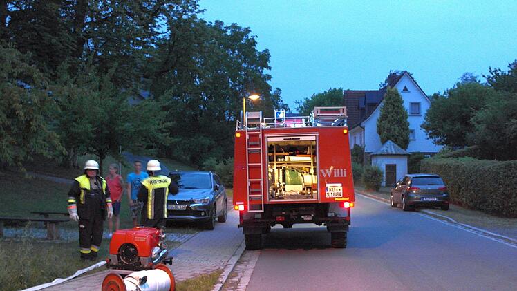 Rund 120 Feuerwehrleute aus dem Landkreis bekämpften am Abend einen Scheunenbrand in Hegnabrunn.  Foto: Peter Müller