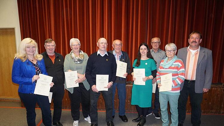 Ehrungen gab es beim Rhönklub Zweigverein Oberbach für langjährige Mitgliedschaft. Foto: Marion Eckert