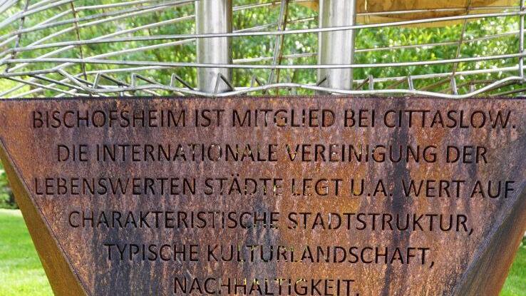 Die Inschrift im Sockel der Citta-Slow-Skulptur erklärt die Bedeutung  von CittaSlow. Foto: Marion Eckert