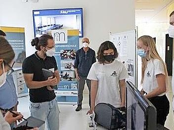 Ein wichtiges Beurteilungskriterium war das Präsentationsgespräch mit der Jury aus Vertretern der Schulen und der FAU-Universität. Hier präsentieren (v. l.) Magdalena Kausler, Nina Kramig und Elias Gehr ihren intelligenten Rucksack.