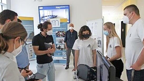 Ein wichtiges Beurteilungskriterium war das Präsentationsgespräch mit der Jury aus Vertretern der Schulen und der FAU-Universität. Hier präsentieren (v. l.) Magdalena Kausler, Nina Kramig und Elias Gehr ihren intelligenten Rucksack.