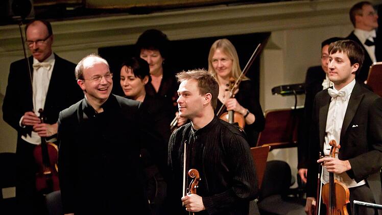 Ovatioen für Solist, dirigent und Orchester beim Sinfoniekonzert im Landestheater Coburg.