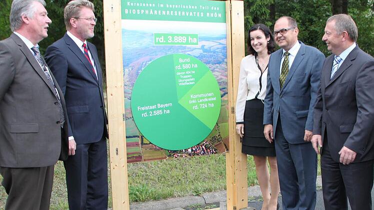 Sie feiern das "Gemeinschaftswerk": Jürgen Gehb (von links) von der Bundesanstalt für Immobilienaufgaben, bayerischer Umweltminister Marcel Huber, Bundestagsabgeordnete Dorothee Bär, Staatssekretär Christian Schmidt und Landrat Thomas Bold. Foto: Ulrike Müller