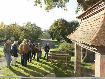 Mit vielen kleinen Sanierungen und Baumaßnahmen befasste sich der Bauausschuss Eltmann in seiner Sitzung am Dienstag. An der Wallfahrtskirche Limbach wird die Sitzgruppe neben dem Brunnenhaus erneuert. Die Radfahrer machen hier oft Halt. Fotos: Sabine Weinbeer