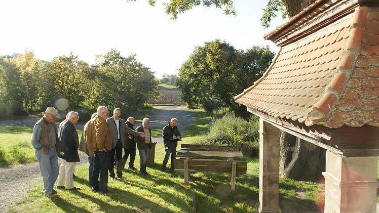 Mit vielen kleinen Sanierungen und Baumaßnahmen befasste sich der Bauausschuss Eltmann in seiner Sitzung am Dienstag. An der Wallfahrtskirche Limbach wird die Sitzgruppe neben dem Brunnenhaus erneuert. Die Radfahrer machen hier oft Halt. Fotos: Sabine Weinbeer
